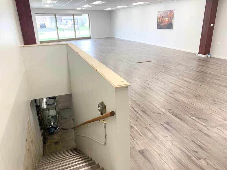 More Photos Of 929 N 5th Ave, Kankakee Storefront Retail Office For Sale