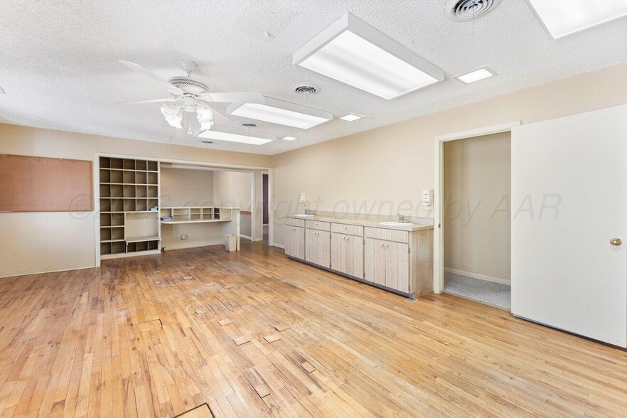 More Photos Of 206 S Bliss Ave, Dumas Office For Sale