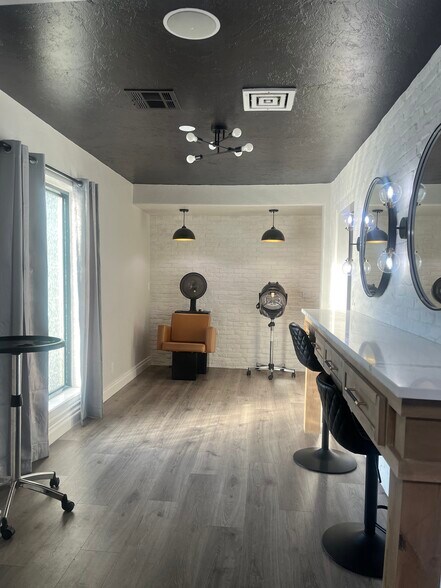 More Photos Of 911 E MacArthur St, Shawnee Showroom For Lease