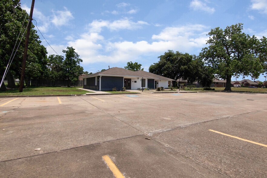 More Photos Of 825 Fairmont Pkwy, Pasadena Office For Sale