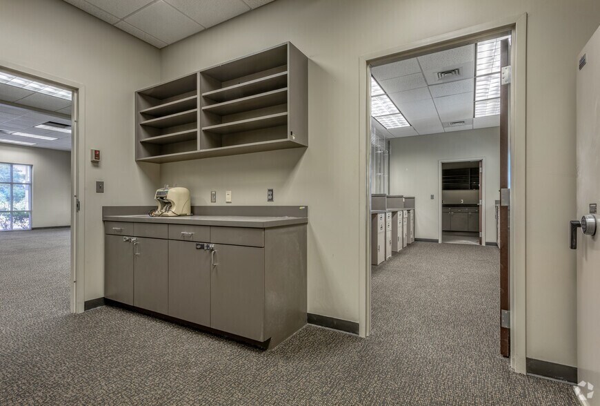 More Photos Of 5252 Ehrlich Rd, Tampa Bank For Lease