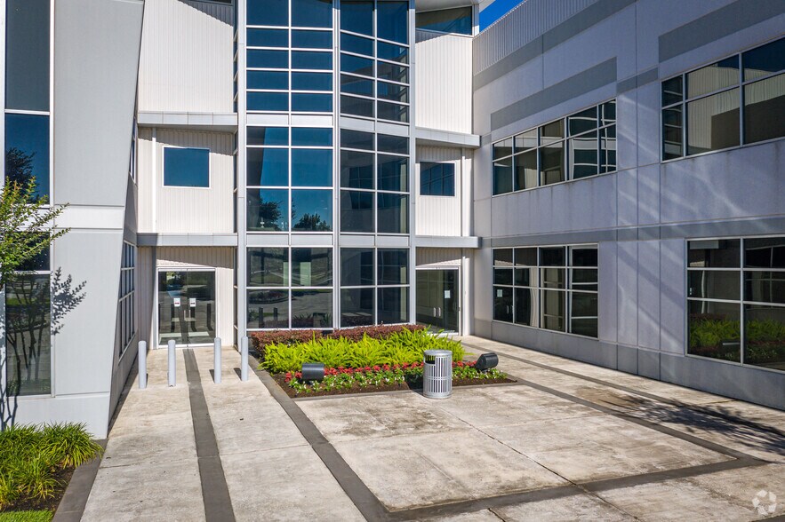 More Photos Of 10900 Corporate Centre Dr, Houston Office For Lease