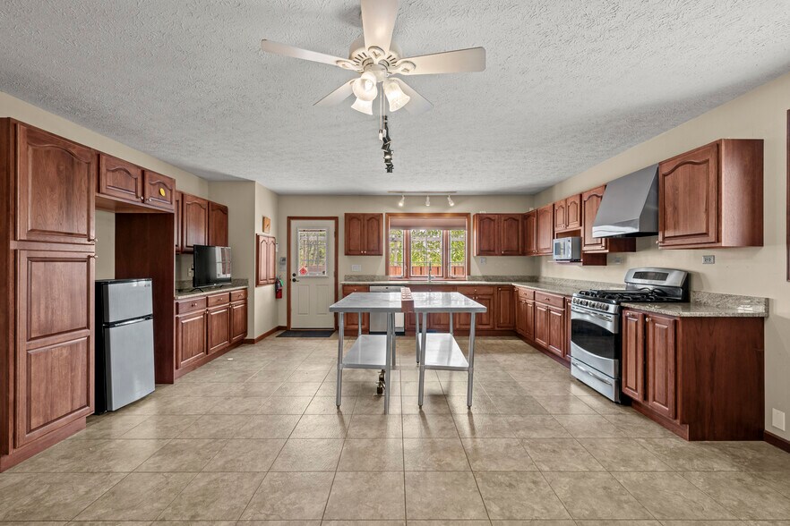 More Photos Of 832 S Main St, Canton Specialty For Sale