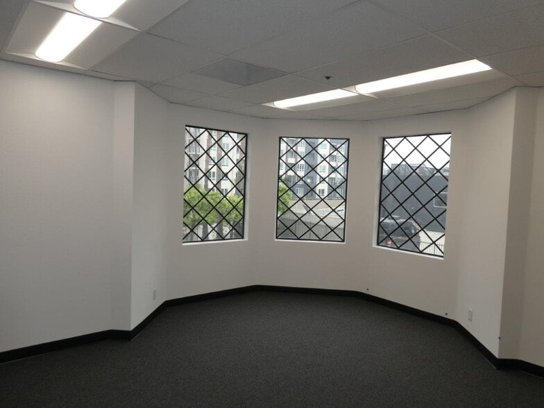 More Photos Of 1411 Railroad St, Glendale Warehouse For Lease