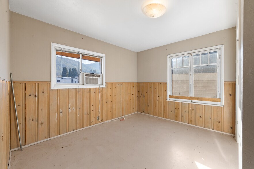 More Photos Of 175 Rogue River Hwy, Gold Hill Office For Sale