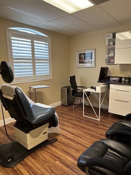 More Photos Of 525 S Hercules Ave, Clearwater Medical For Sale