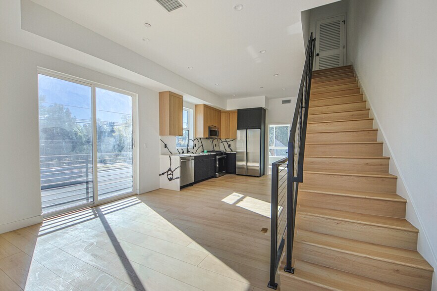 More Photos Of 6401 Odessa Ave, Lake Balboa Multifamily For Sale