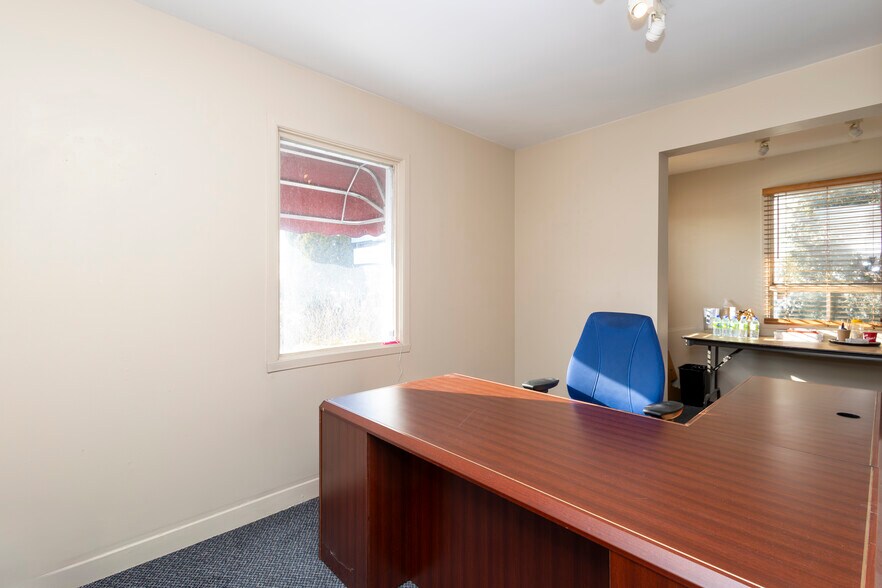 More Photos Of 61 Boul Grand, L'Île-Perrot Office For Lease