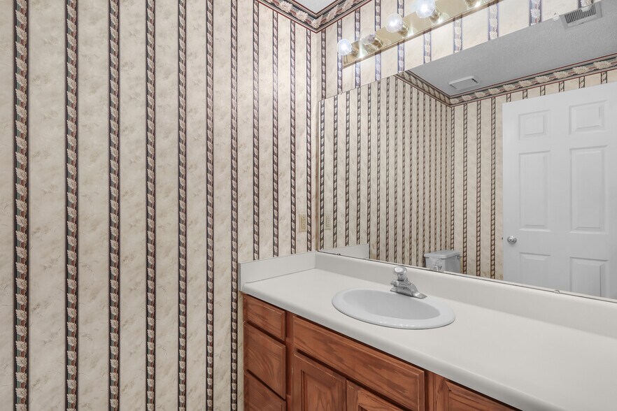 More Photos Of 10375 Ford Ave, Richmond Hill Office For Sale