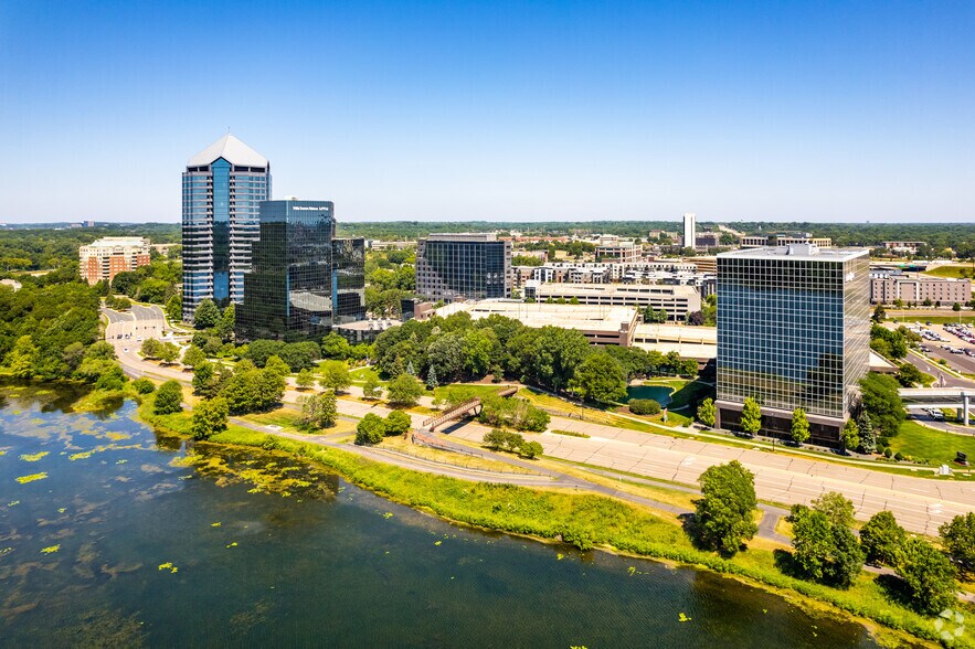 More Photos Of 8400 Normandale Lake Blvd, Bloomington Coworking Space