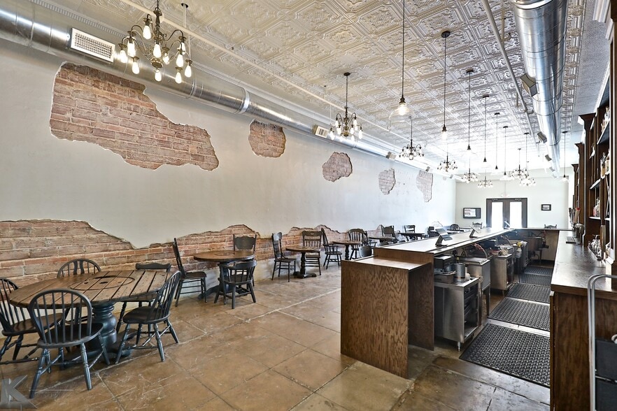 More Photos Of 382 Chestnut St, Abilene Bar For Sale
