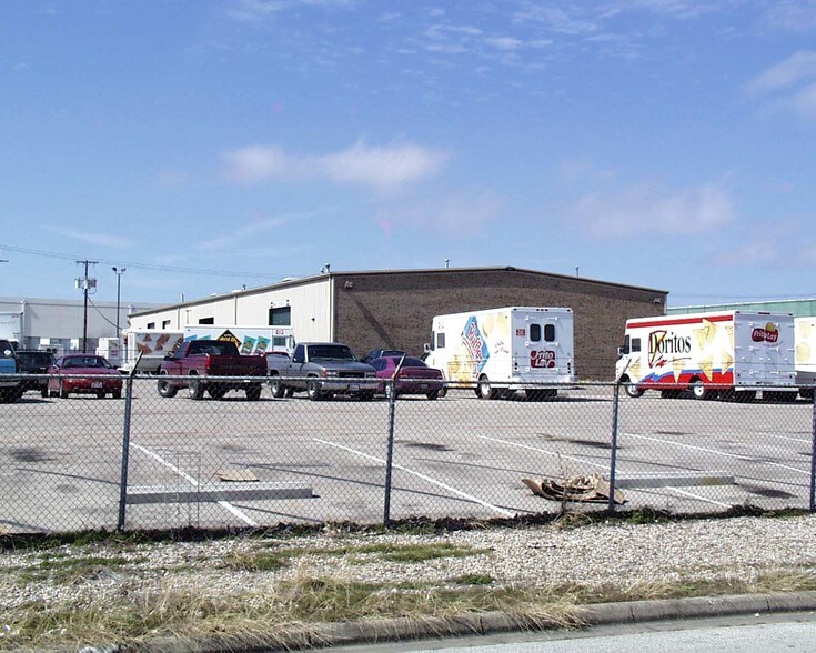 More Photos Of 4701 Pylon St, Fort Worth Warehouse For Lease