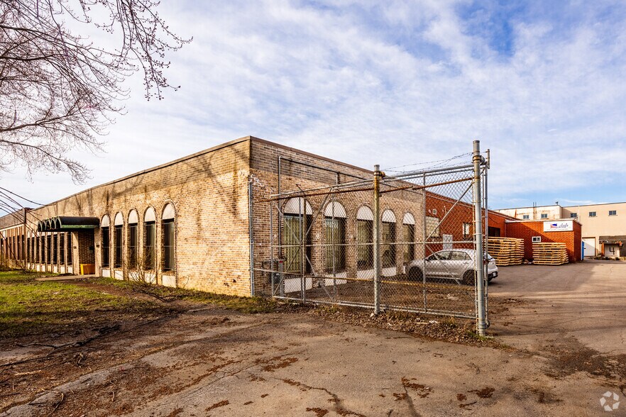 More Photos Of 12300 Boul Albert-Hudon, Montréal Warehouse For Lease