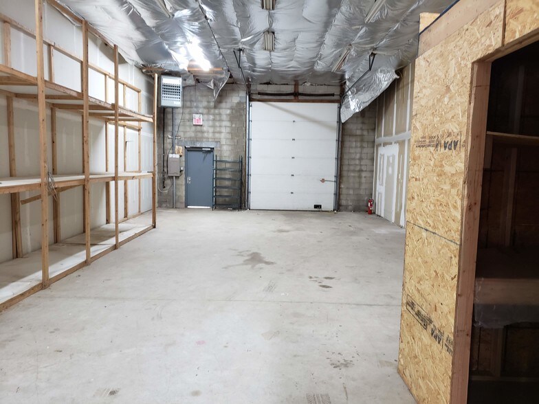 More Photos Of 301-321 Pinedge Dr, Berlin Unknown For Lease
