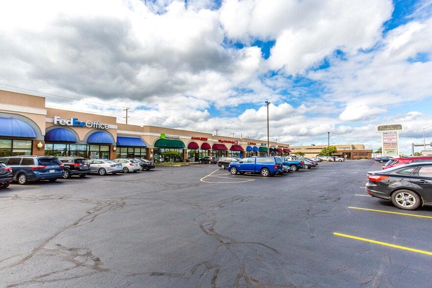 Primary Photo Of 801-861 N Mayfair Rd, Wauwatosa Unknown For Lease