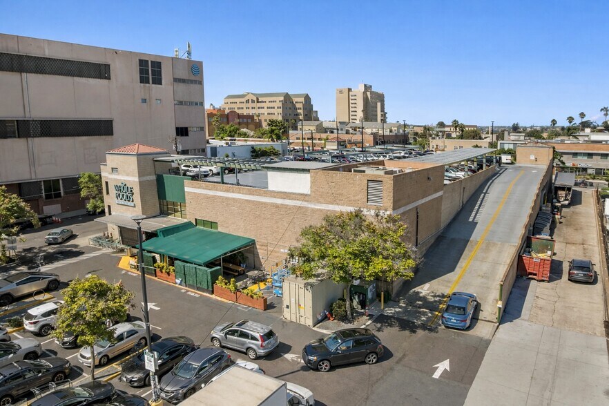 More Photos Of 711 University Ave, San Diego Supermarket For Sale