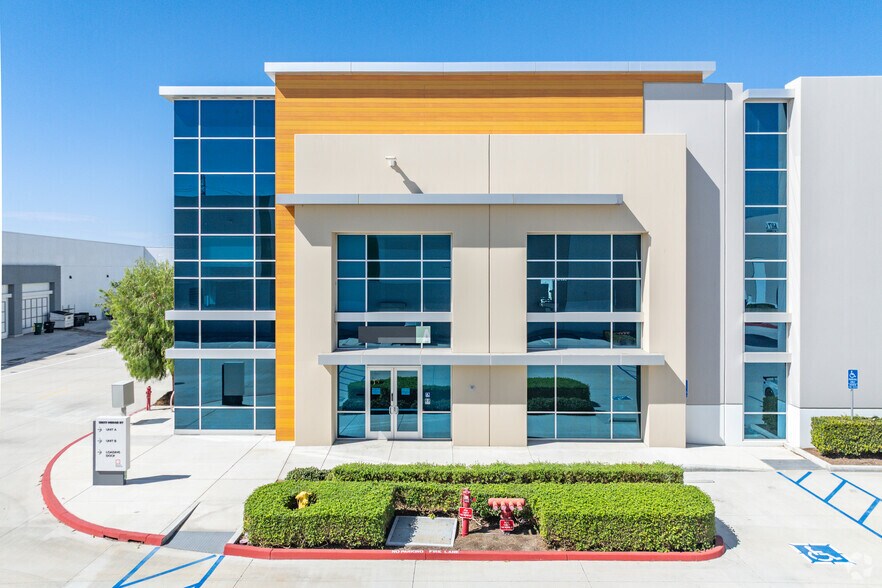 More Photos Of 13977 The Merge St, Eastvale Warehouse For Lease