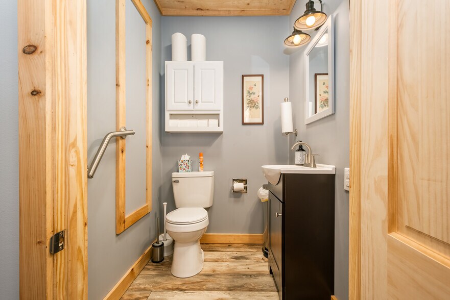 More Photos Of 541 Spruce St, Thomas Flex For Sale