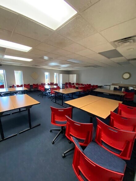 More Photos Of 15405-15469 Middlebelt Rd, Livonia Office For Lease