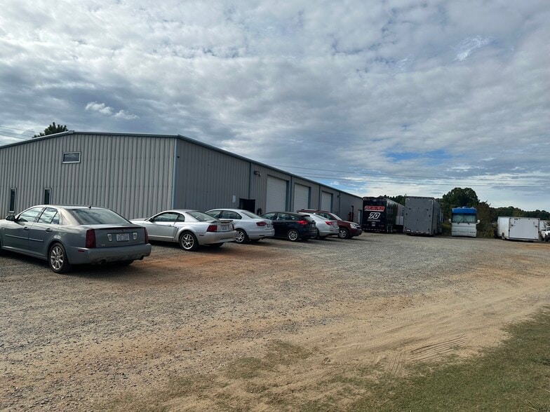 More Photos Of 1046 Gateway Dr, Mooresville Auto Repair For Lease