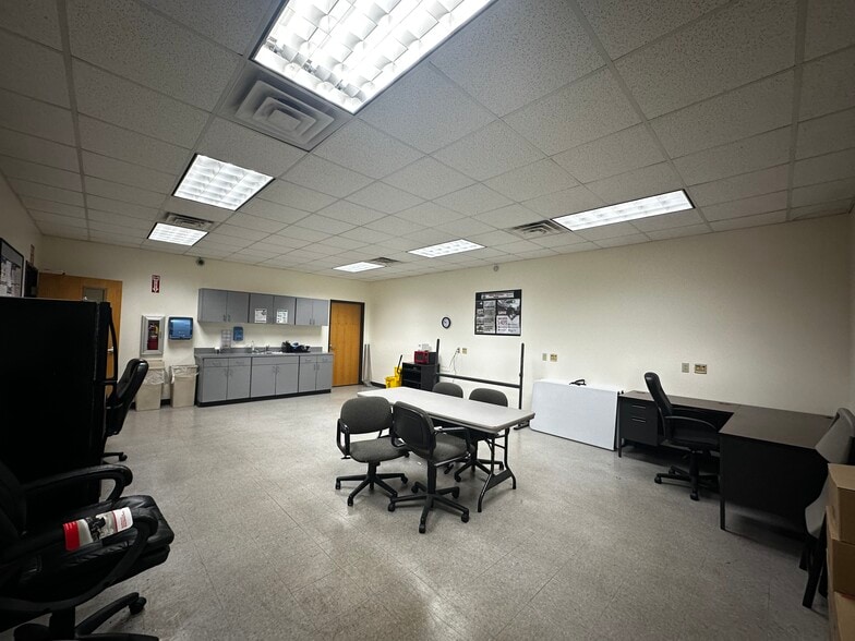 More Photos Of 302 Thunder Rd, Duenweg Warehouse For Lease