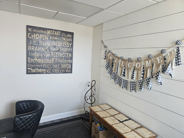 More Photos Of 127-131 E Commerce St, Milford Loft Creative Space For Sale