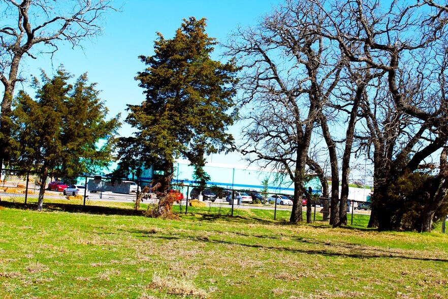 More Photos Of 1808 Barnett Dr, Weatherford Warehouse For Lease