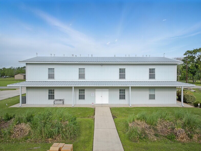 More Photos Of 421 Jones Rd, Highlands Warehouse For Lease