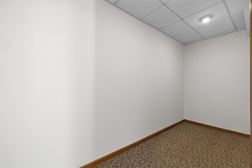 More Photos Of 2000 Burdick Expy E, Minot Office For Lease