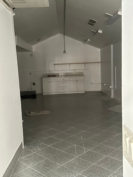 More Photos Of 438-444 Hobron Ln, Honolulu Office For Lease