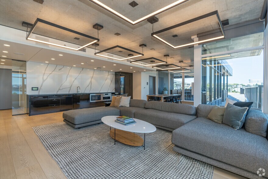 More Photos Of 1550 NW Naito Pky, Portland Apartments For Lease