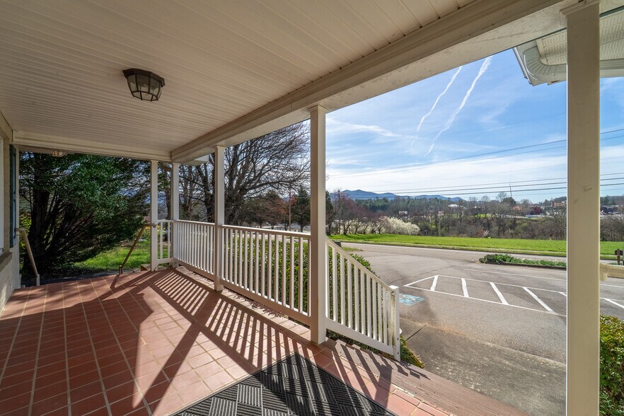 More Photos Of 156 White Oak St, Franklin Medical For Sale