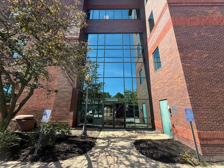 More Photos Of 1 Cate St, Portsmouth Office For Sale