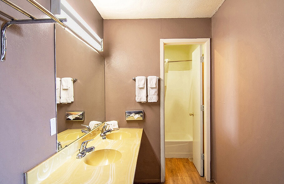 More Photos Of 2224 N White Sands Blvd, Alamogordo Hotel For Sale