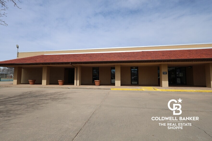 Primary Photo Of 911 N Main St, Garden City Office For Sale