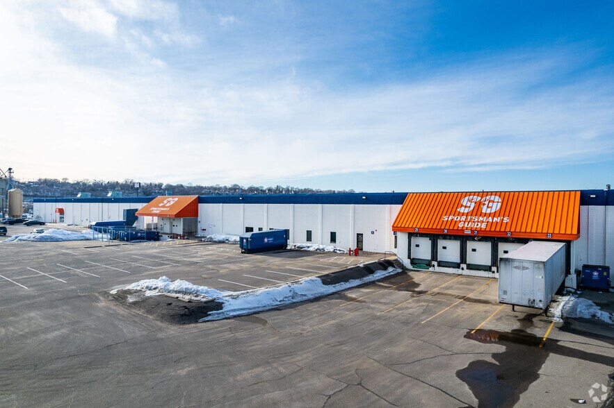 More Photos Of 411 Farwell Ave, South Saint Paul Distribution For Lease