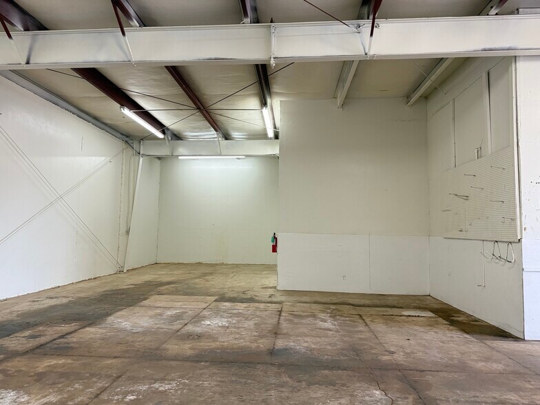 More Photos Of 413 N Walnut Ave, Broken Arrow Warehouse For Lease