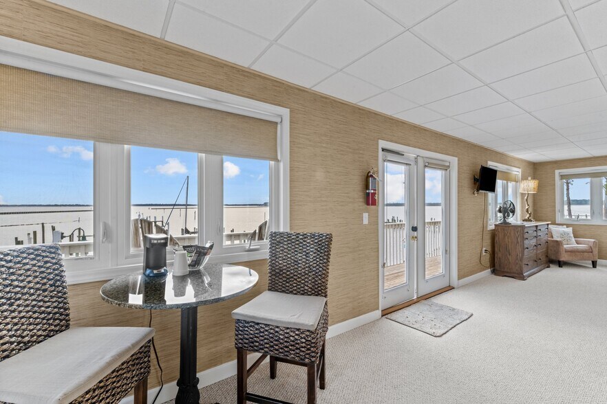 More Photos Of 738 E Main St, Belhaven Hotel For Sale