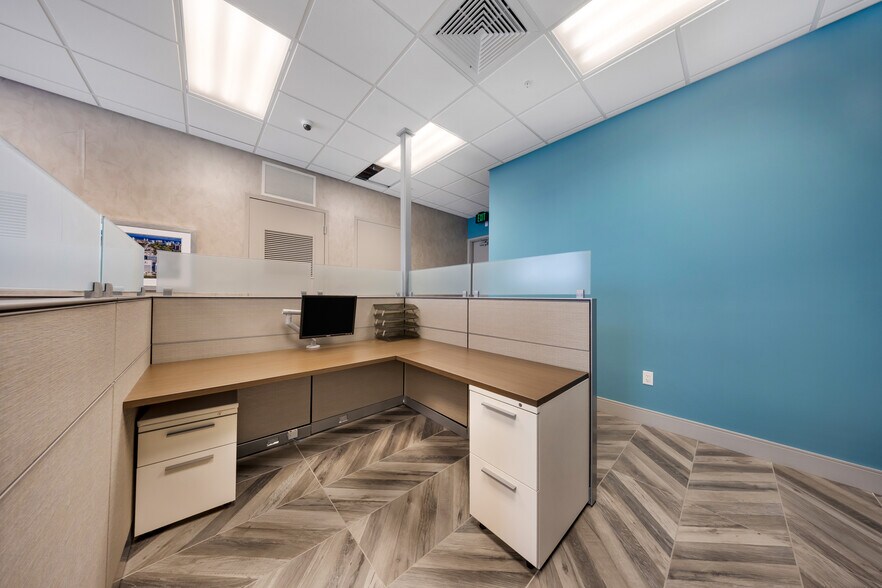 More Photos Of 2920-2950 NE 207th St, Aventura Unknown For Lease