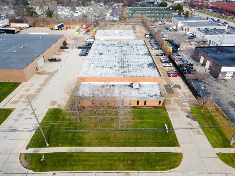 More Photos Of 1751-1761 E Lincoln St, Madison Heights Light Manufacturing For Lease