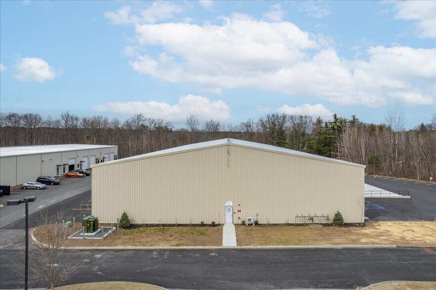 More Photos Of 25 Wood Road, Round Lake Distribution For Lease