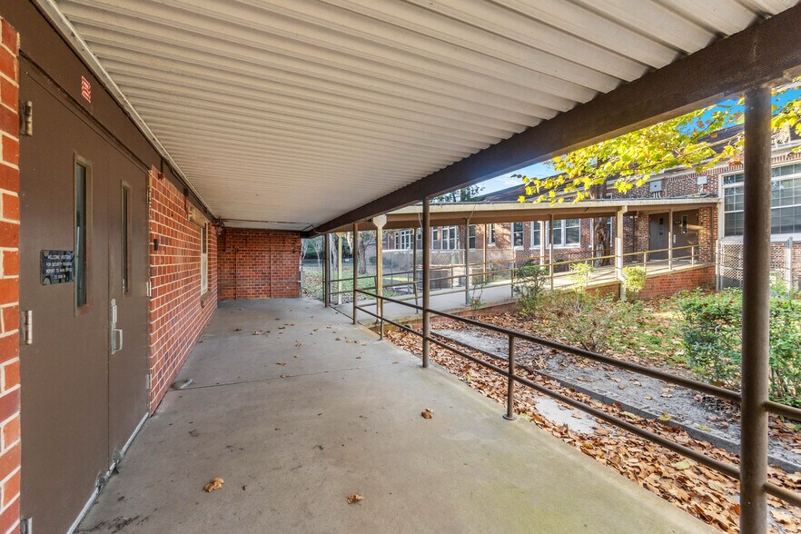 More Photos Of 5710 Wesconnett Blvd, Jacksonville Schools For Sale