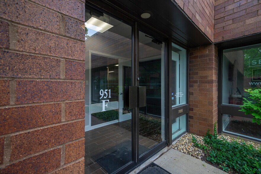 More Photos Of 951 N Plum Grove Rd, Schaumburg Office For Lease