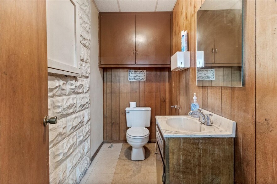 More Photos Of 302 E Washington Ave, Ava General Retail For Sale