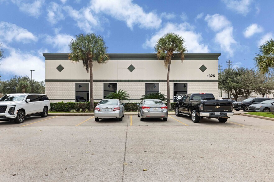 More Photos Of 1325 Space Park Dr, Houston Medical For Lease