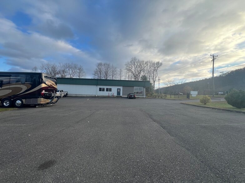 More Photos Of 571 Danbury Rd, New Milford Auto Repair For Sale