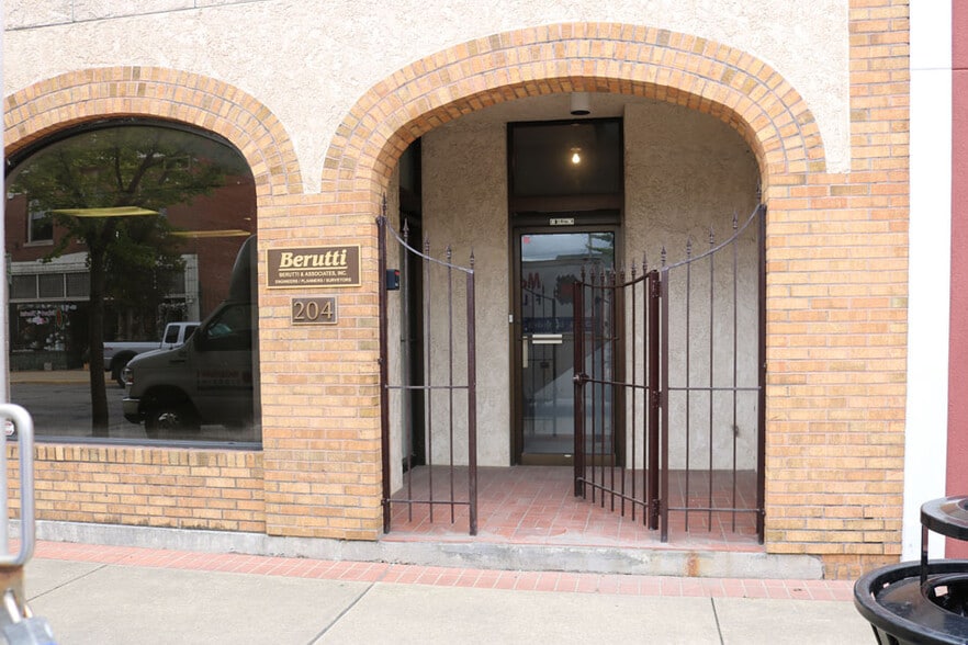 More Photos Of 204 W Main St, Belleville Office Residential For Sale
