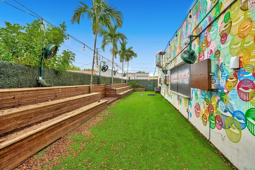 More Photos Of 835-841 NE 3rd Ave, Fort Lauderdale Bar For Sale