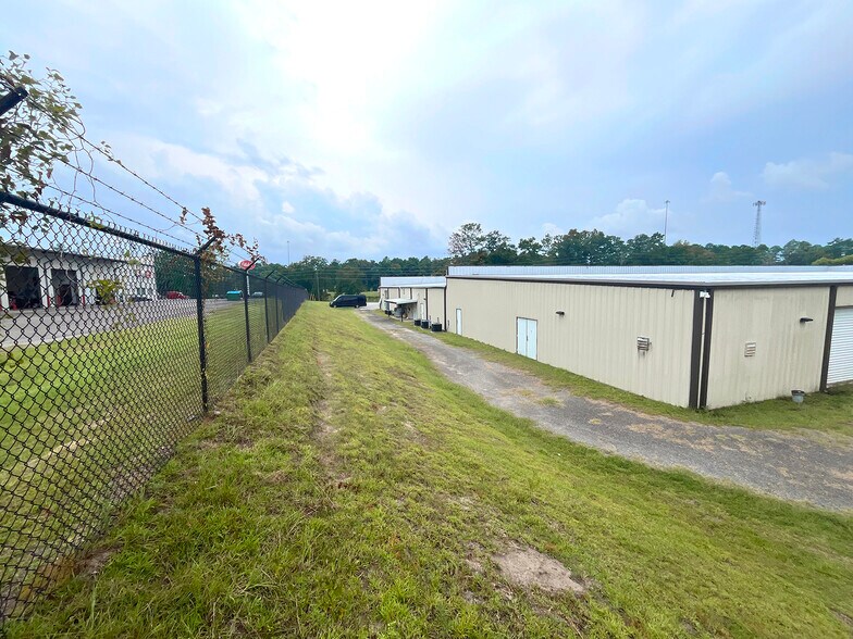 More Photos Of 301 Commerce Blvd, Midway Storefront Retail Office For Lease