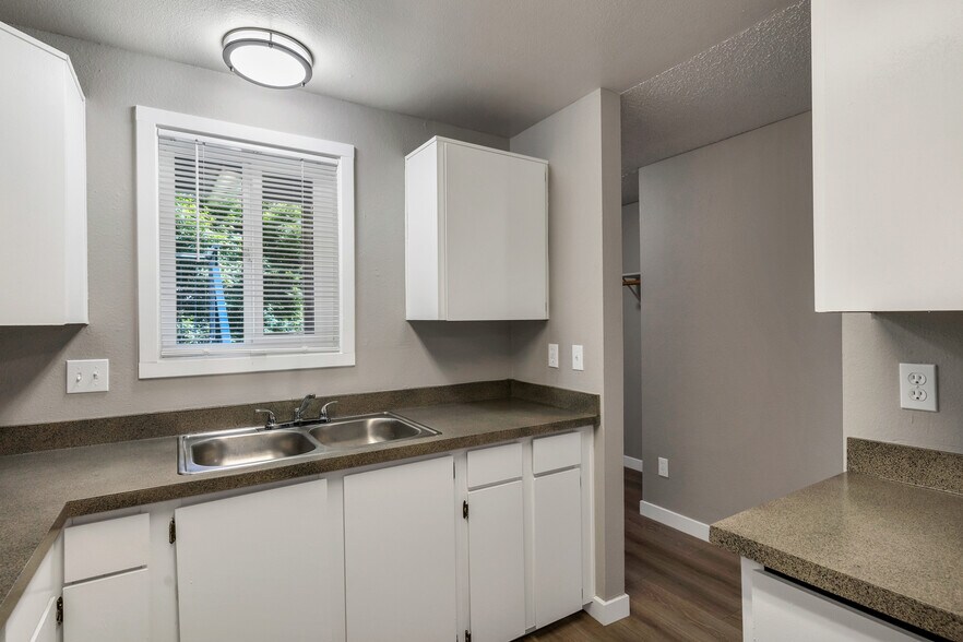 More Photos Of 2048 NE Highway 99W, McMinnville Apartments For Sale